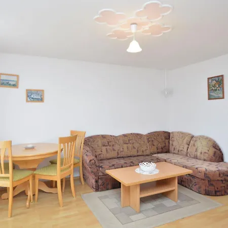 Appartement Zwei Rosen - Pul552 By Interhome