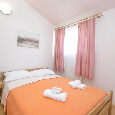 Zwei Rosen - Pul552 By Interhome * Fondole